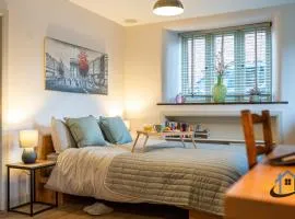 Stanwick Studio, cosy country studio, sleeps 4, parking, wifi