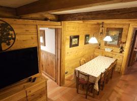 COURMAYEUR, VERRAND: IMMERSA NEL VERDE E CON VISTA，位于韦朗的酒店