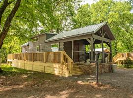 Maggie Cabin Enjoy Nature From A Forest Hot Tub，位于查塔努加的酒店