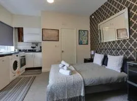 Modern Studio Apartment - Vibrant Abbeydale Rd, FREE Parking, Pet Friendly, Netflix