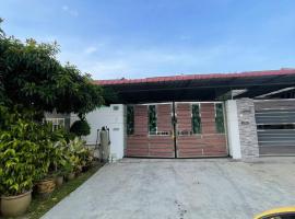 three bedroom tarraced house - RainaHomestay Pasir Gudang，位于巴西古当的酒店