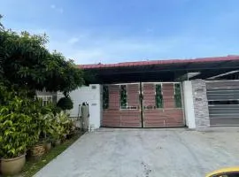 three bedroom tarraced house - RainaHomestay Pasir Gudang