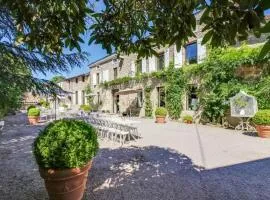 Manoir majestueux à Satillieu avec piscine privée