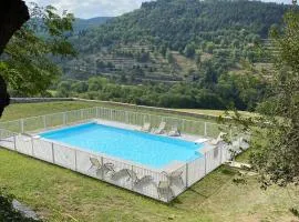 Manoir majestueux à Satillieu avec piscine privée