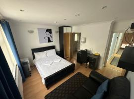 3 Luxury En-suite Bedrooms，位于卡迪夫的酒店