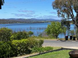 Relax in the spa with views opposite Lake Eildon，位于Goughs Bay的别墅