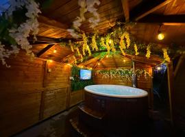 Dog Friendly Glamping Pods with Hot Tubs，位于德维兰的酒店