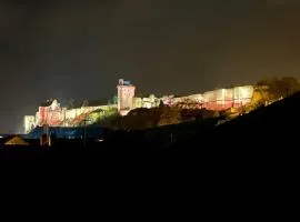 F2 centre-ville avec vue sur la forteresse