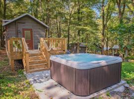 Tiny Cabin Village Private Hot Tub Lynda Cabin，位于查塔努加的乡村别墅