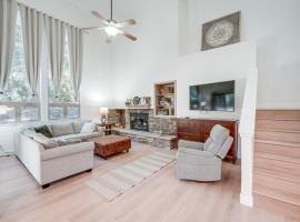 Serene Pine Mountain Club Home with Pool Access!，位于Pine Mountain Club的酒店
