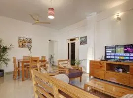 Genesis Abode - Cosy 2 BHK Home in Assagao - 5 km from Anjuna & Vagator Beaches，位于马普萨的简易别墅