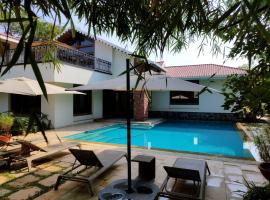 Casa Blanca 3bhk w/pool near Mandwa, Alibaug，位于阿利鲍格的酒店