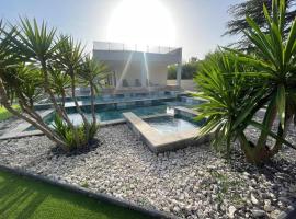 Villa contemporaine près des gorges de l’Ardèche，位于蓬圣埃斯普里的酒店