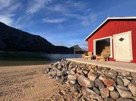 Casa Lofoten Ramberg Beach Sauna Surfing Kvalvika Reine，位于拉姆贝格的乡村别墅