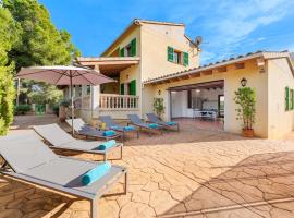 Villa Manresa in Alcudia by JS Villas，位于阿尔库迪亚的酒店