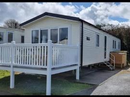 Lovely Caravan To Hire At White Acres In Newquay Ref 94419of，位于库伯特的低价酒店