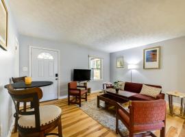 Lovely Forsyth Home ~ 2 Mi to Tift College!，位于福赛斯的酒店