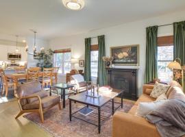Charming Appomattox Home Half-Mi to Main Street!，位于Appomattox的酒店