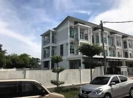 6BR Corner 3-storey House WIFI, Netflix, Aircond