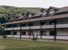 Парк-готель «Там, де гори…»，位于维日尼察的酒店