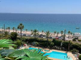 BY NEPTUNE - la Palme Riviera Beach and Pool view，位于戛纳的带按摩浴缸的酒店