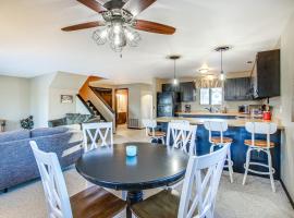 Cecil Vacation Rental Walk to Shawano Lake!，位于Shawano的酒店