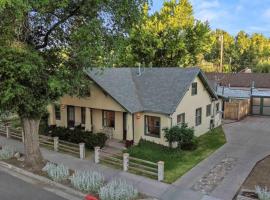 Stylish and Cozy Downtown 2 Bedroom Unit with Hot Tub，位于弗拉格斯塔夫的酒店