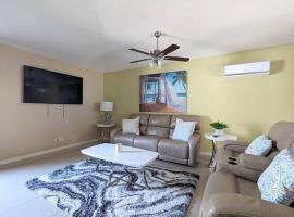 Mint Home of Siesta Key's 3/2 & Serene Patio!，位于萨拉索塔的乡村别墅