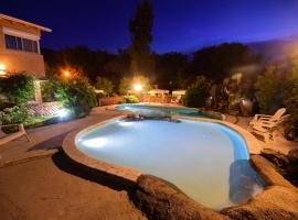 complejo miligamapa con piscina climatizada，位于维拉卡洛斯帕兹的山林小屋