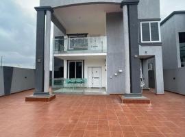 Elegant and Cosy Four Bedroom Home in Accra，位于阿克拉的乡村别墅