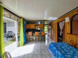 Studio Poe 1 Room Fare Tepua Lodge，位于乌图罗阿的木屋