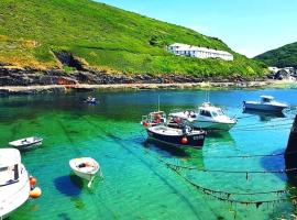 Bantry Cottage at Crackington Haven, near Bude and Boscastle, Cornwall，位于布德的度假屋