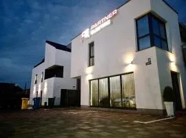 4TREES Airport Apartments and Rooms，位于萨格勒布机场 - ZAG附近的酒店