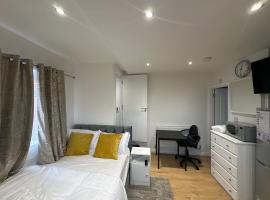 1st Studio Flat With full Private Toilet And Shower With its Own Kitchenette in Keedonwood Road Bromley A Fully Equipped Independent Studio Flat，位于布罗姆利的公寓