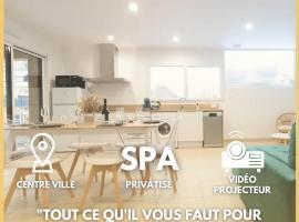 Appart Hôtel La Gacilly-centre ville-SPA-parking，位于拉加西利的酒店