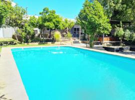 Agradable casa con Tina de agua Caliente y Piscina，位于基利翁的酒店