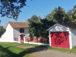 Petite maison dans les bois，位于Villefranque的酒店