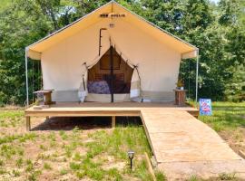 Khushatta Hills Ranch Glamping - Mom Mollie，位于Coldspring的豪华帐篷营地