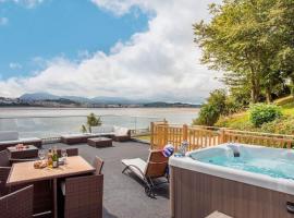Sea Front Spacious Apartment on Anglesey，位于Brynsiencyn的酒店