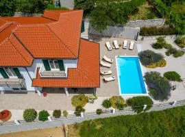 Villa Belina: 4 ensuite bedrooms, game room, heated pool, sauna & gym