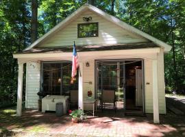 Quiet cottage on wooded property，位于Lusby的酒店