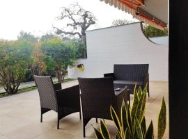 Casa Azzurra - intero appartamento con piscina，位于托雷阿马莱的酒店