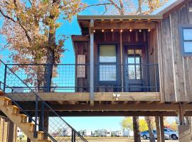 The Wren Treehouse 15 MIN to Magnolia Baylor，位于Elm Mott的酒店