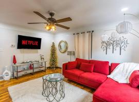 The Frankenmuth Christmas Wonderland House - Hot，位于伯奇伦的酒店