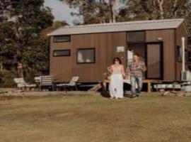 Hill Creek Tiny House，位于Perwillowen的酒店