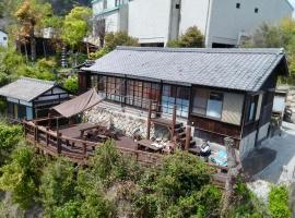 城跡石垣上の絶景古民家宿 鞆城茶屋庵，位于Tomo的酒店