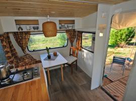 Cosy nest in animal rescue Monte dos Vagabundos，位于圣特奥托纽的酒店