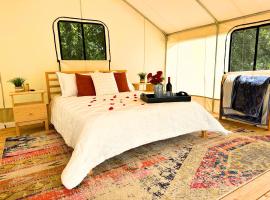 Heated Couple's Glamping Tent，位于Cassville的豪华帐篷