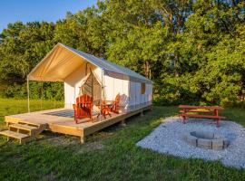 Peaceful Glamping Retreat at Roaring River，位于Cassville的酒店