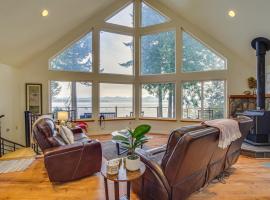 Hat Island Home with Stunning View and Wraparound Deck，位于埃弗里特的别墅
